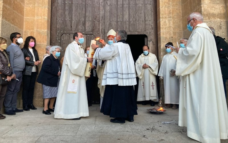 José Luis Retana preside la Vigilia Pascual en la Catedral dentro de su ir y venir desde Salamanca