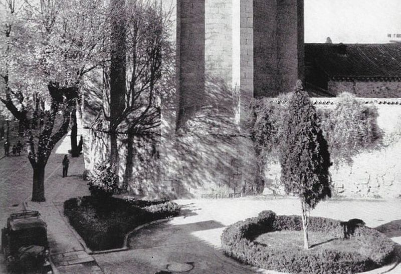 ¿Qué famosa estatua sustituyó el arbolito de este parterre en el centro de Salamanca?