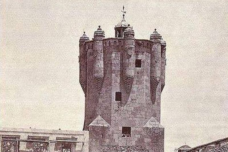 ¿Notas algo distinto en esta famosa torre de Salamanca?