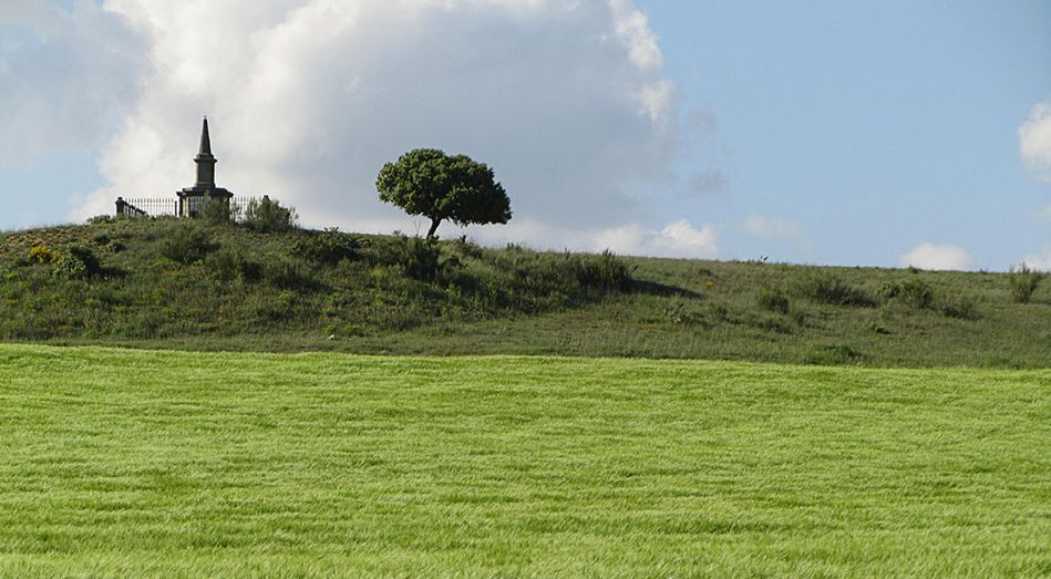 La ruta Latina que lleva al caminante desde Villamayor al monumento a Colón 