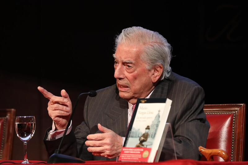Vargas Llosa, ingresado tras dar positivo en COVID-19