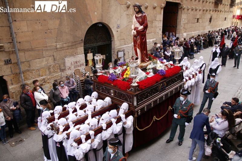La Hermandad de Jesús del Vía Crucis parte en procesión desde la Catedral por vez primera
