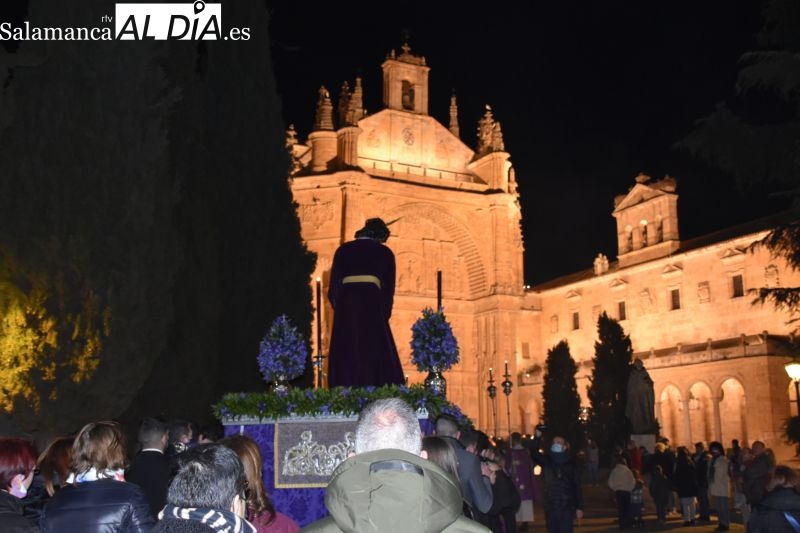 La imagen del Cristo de la Paz cumple con su recorrido nocturno en Salamanca