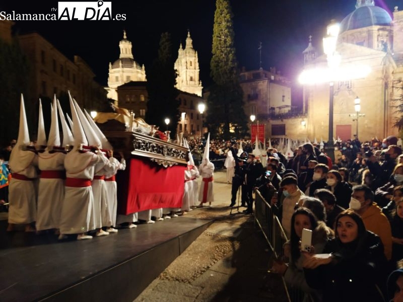Sentida devoción ante el Cristo Yacente en el inicio del Jueves Santo