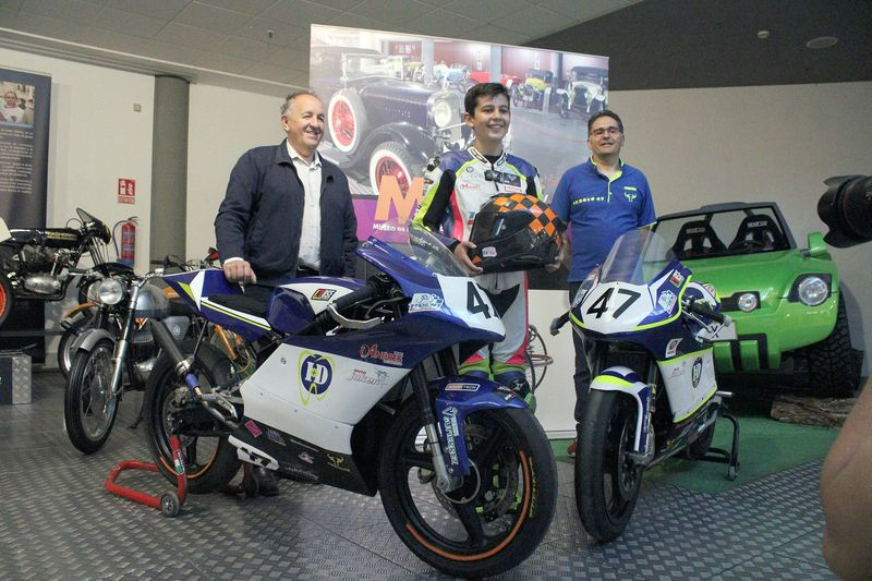 El Museo de Historia de la Automoción de Salamanca recibe al piloto Sergio Verdugo antes de empezar su temporada