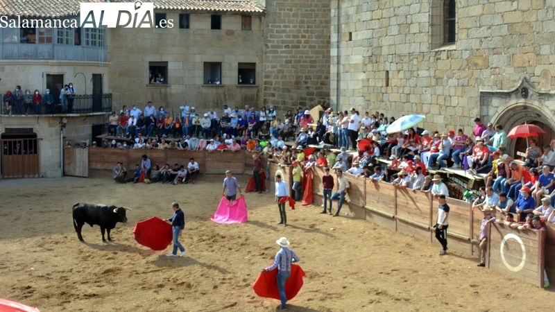 Gran ambiente taurino en la Plaza y en las calles de San Felices de los Gallegos