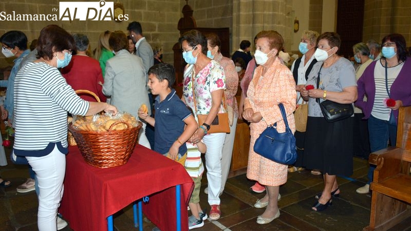 La residencia Santa Rita de Lumbrales mantiene la tradición del reparto de panes en la fiesta de su patrona