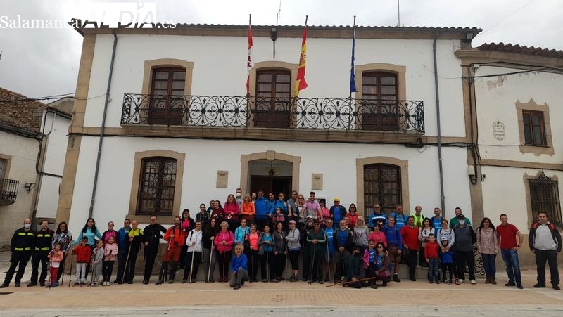 Los senderistas descubren los Rincones Escondidos de Lumbrales