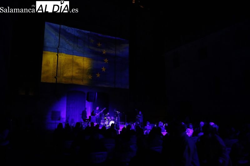 La fachada de la Universidad se ilumina de azul europeo 