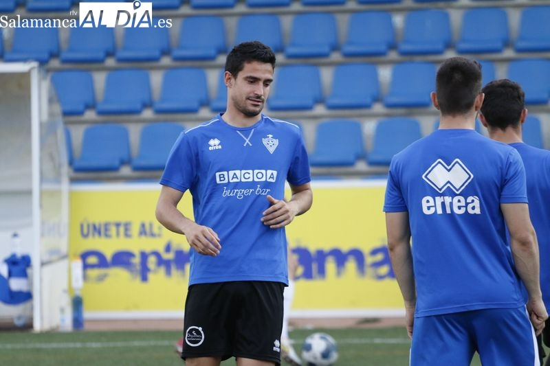 La doble vida de David Gallego: entrenar con el Monterrey y jugarse el playoff a Primera RFEF con el Cristo Atlético