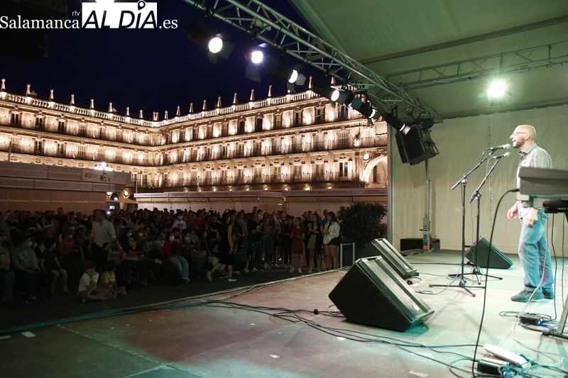 La música envuelve la Plaza Mayor para cerrar la jornada de la Feria del Libro 