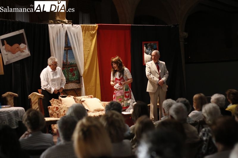 Velada teatral con A media luz los tres en el Casino