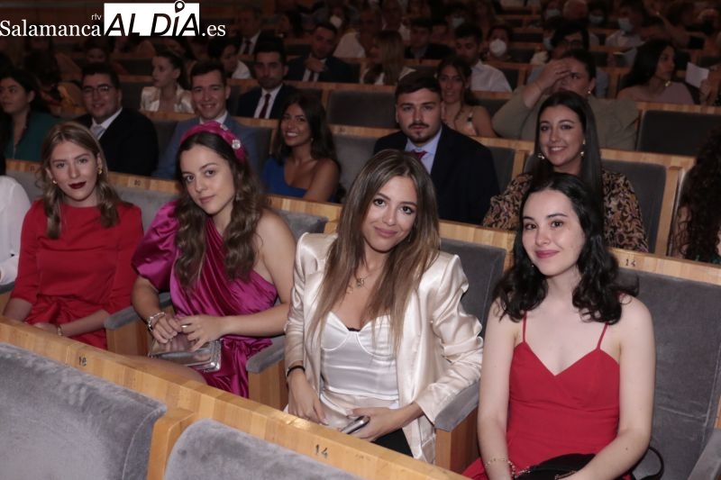 Los estudiantes de Derecho de la USAL celebran su graduación por todo lo alto