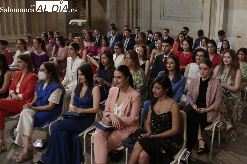 Los nuevos maestros graduados en la UPSA celebran su graduación