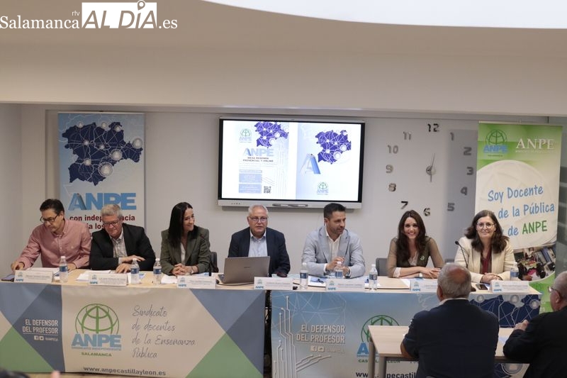 Interesante mesa redonda sobre la formación del profesorado en los nuevos tiempos educativos 