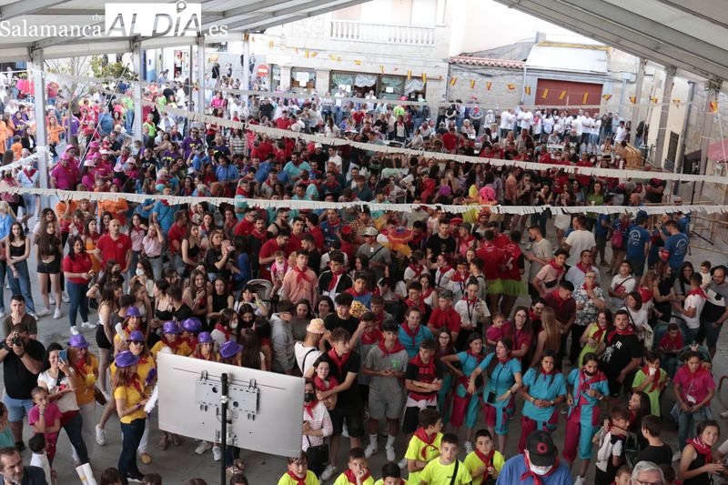 Las peñas ponen la nota de color en las fiestas de Villamayor 