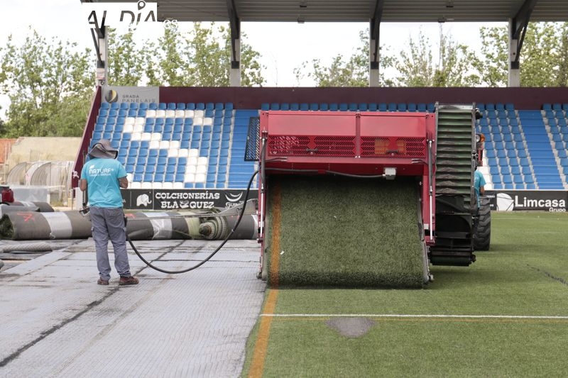 Se empieza a levantar el césped artificial del Reina Sofía para Unionistas