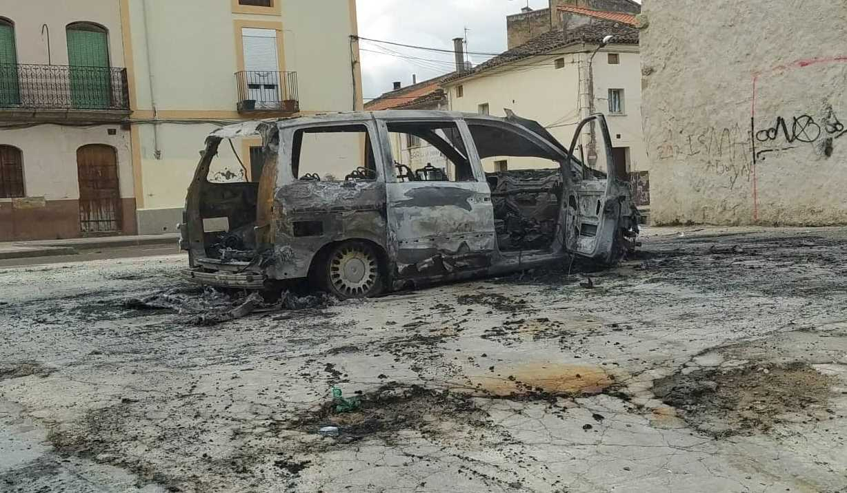 Un vehículo resulta totalmente calcinado en el Arrabal del Puente