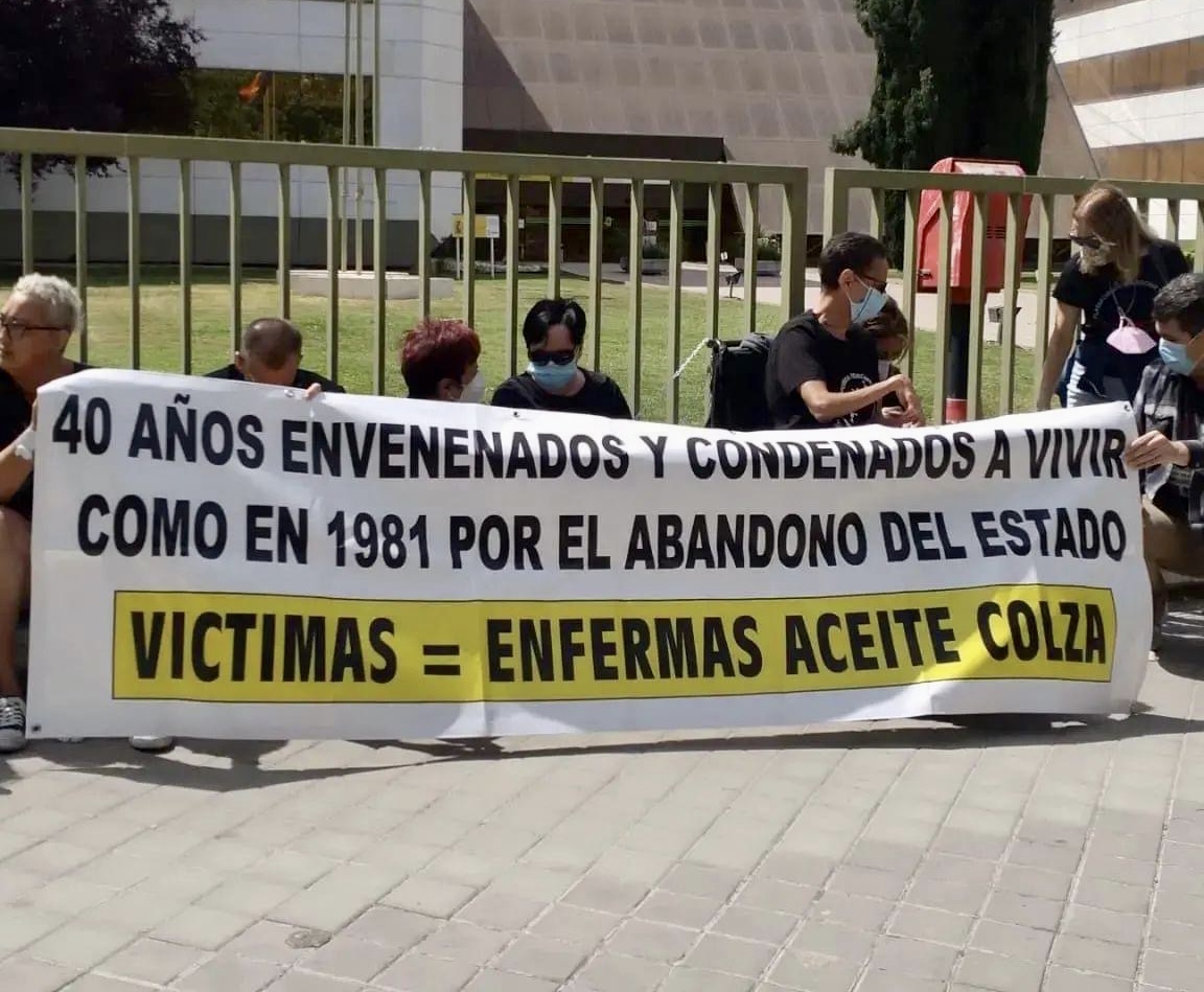 Afectados por la colza, entre ellos el peñarandino Miguel Ángel Sánchez, se encadenan a las puertas del Imserso 