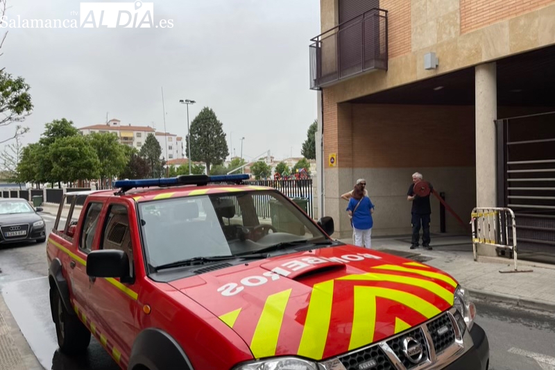 Los Bomberos de Peñaranda intervienen durante más de dos horas para evacuar una gran cantidad de agua en los bajos de un edificio en la calle Arapiles