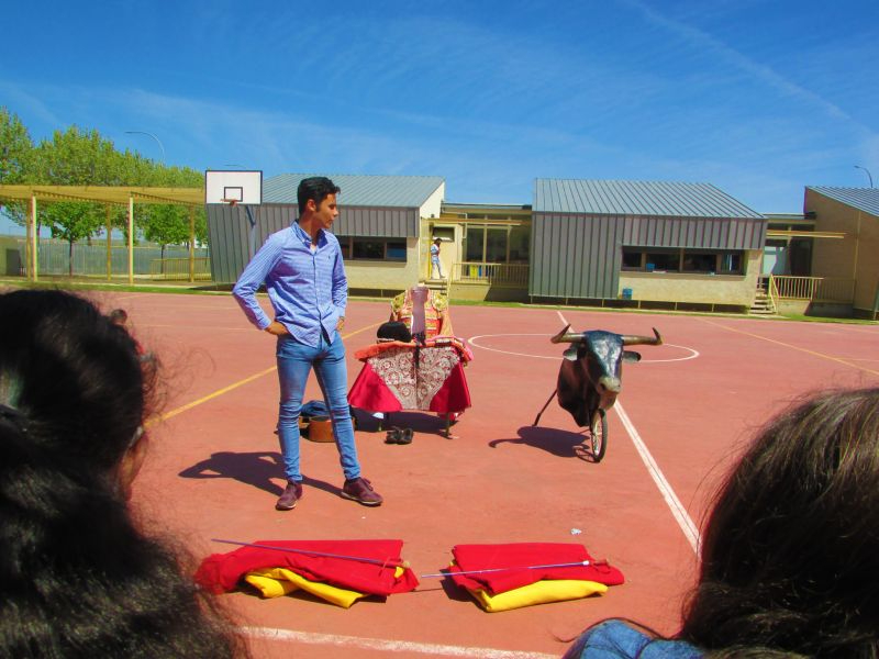 El novillero Pablo Jaramillo visita el CEIP Meléndez Valdés