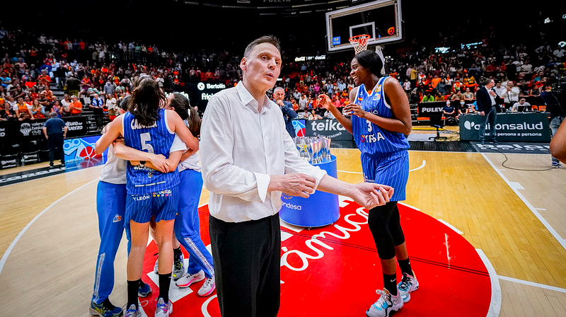 Las bombas de Íñiguez en el Avenida: siembra la duda de si sigue, dice que Hof se marcha y que Copper no se ve en Europa