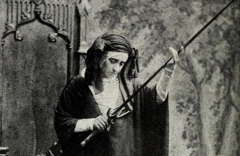 Homenaje a María La Brava ante su tumba