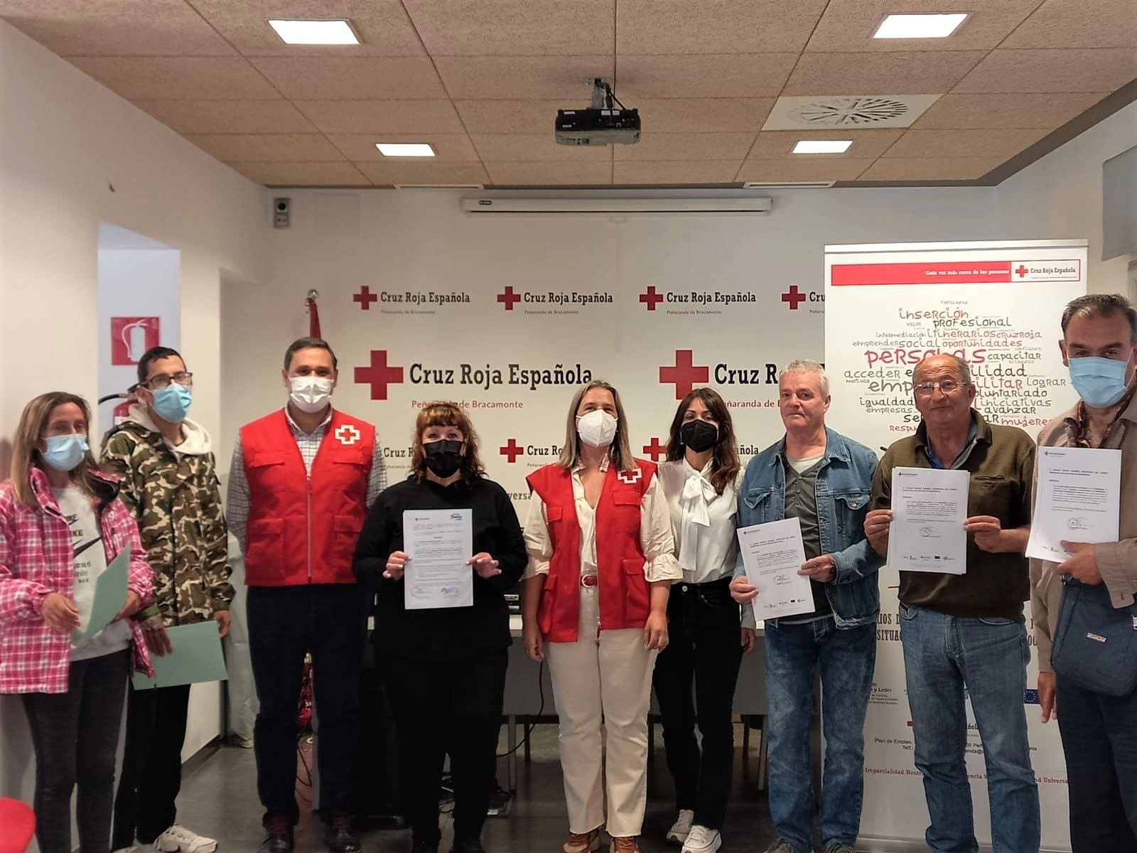 Cruz Roja Peñaranda acredita mediante títulos a los 13 integrantes de su programa centrado en limpieza de superficies y mobiliario