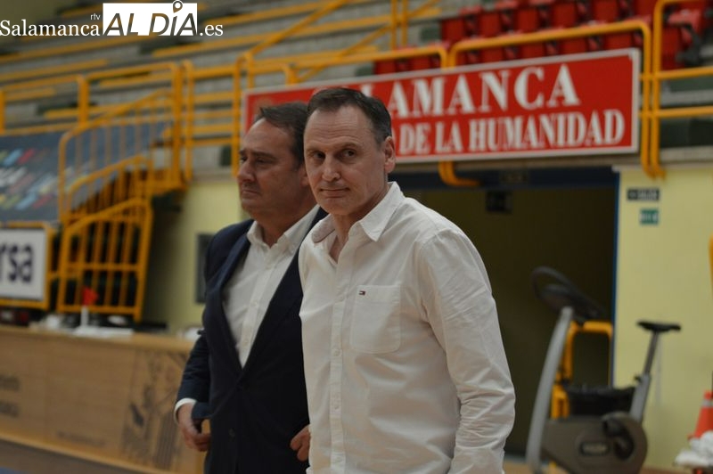 Roberto Íñiguez amplia su contrato hasta los cinco años en el Perfumerías Avenida