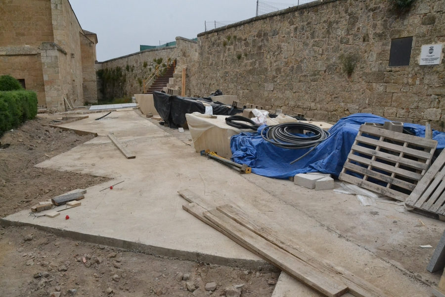 Despierta recelos la reforma de la Plaza de Amayuelas, que estos días provoca que se estreche la calzada