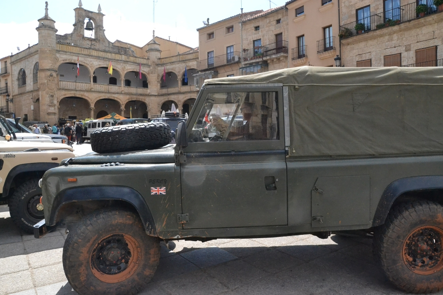 Los Land Rover conquistan la Plaza Mayor mirobrigense