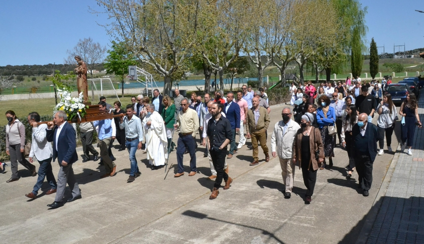 San José Obrero recorre Ivanrey pidiendo por los trabajadores y bendiciendo los campos