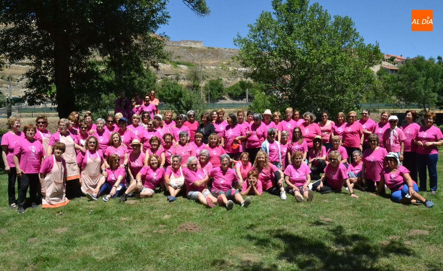 Las socias de Amanecer disfrutan de una gran paella a orillas del Águeda
