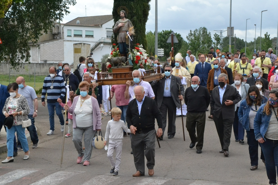 Las ‘fuerzas mayores’ de Ciudad Rodrigo, y hasta una charanga, acompañan a San Isidro en El Puente