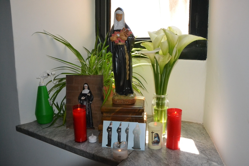 Los trabajadores de la Casa Consistorial montan un altar en honor a su patrona