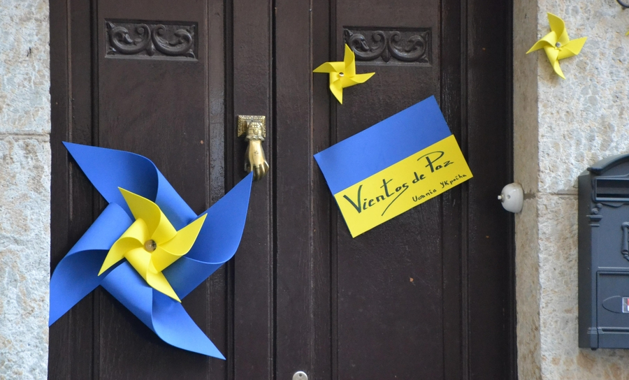 ‘Vientos de paz’ soplan en la calle Julián Sánchez a favor de Ucrania