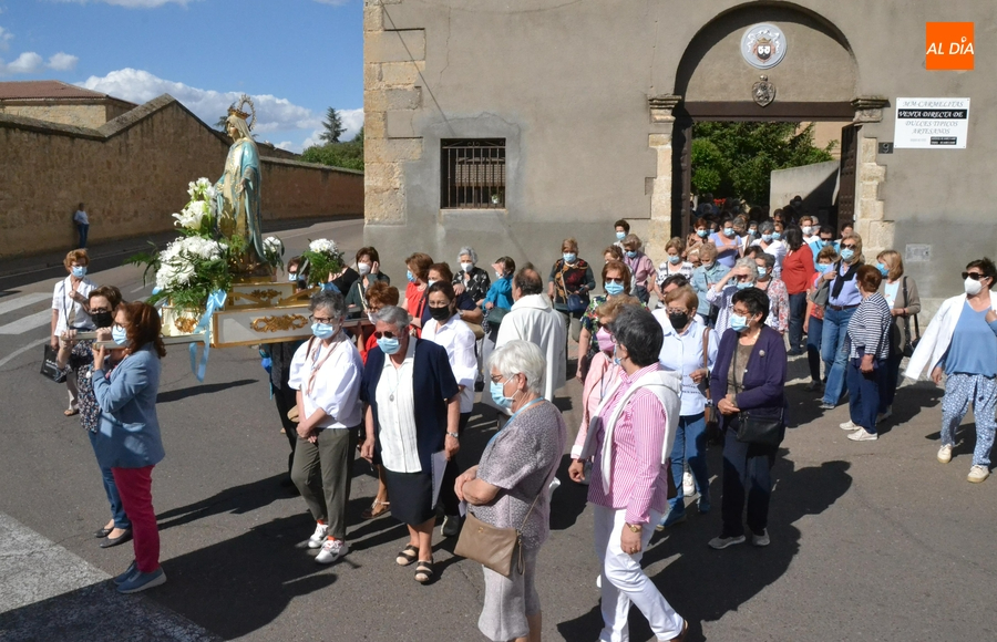 Concurrido estreno de la procesión callejera de la Virgen de la Medalla Milagrosa