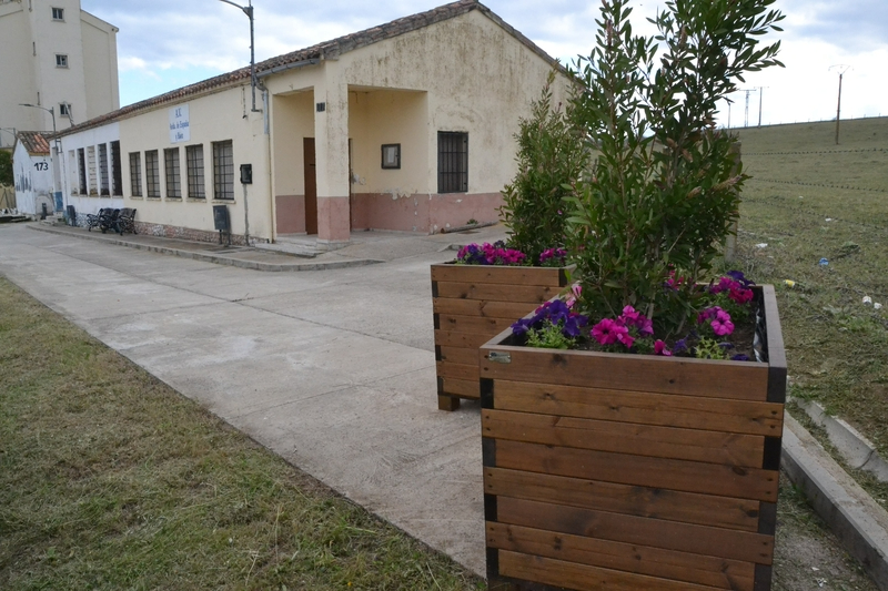 El nuevo mobiliario urbano de la calle Madrid acaba ‘desterrado’ en un extremo de la Avenida de España