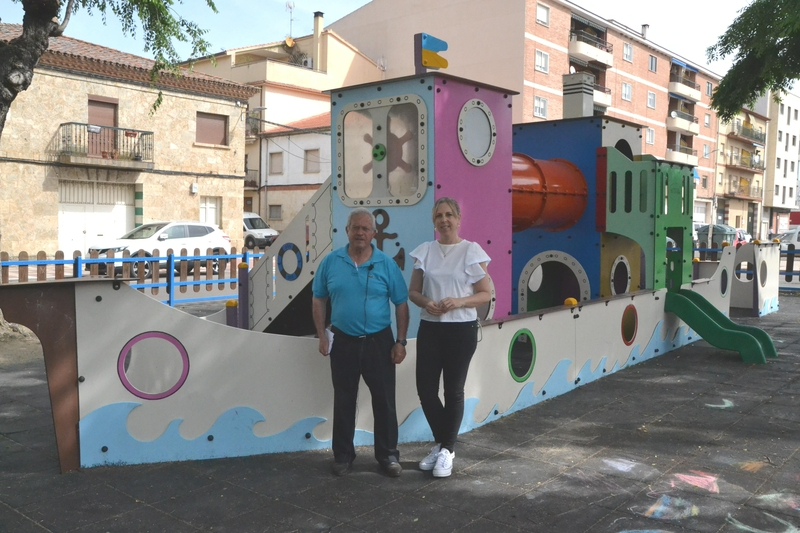 Desplegada una valla de 180 metros en el parque infantil de la Avenida de Salamanca