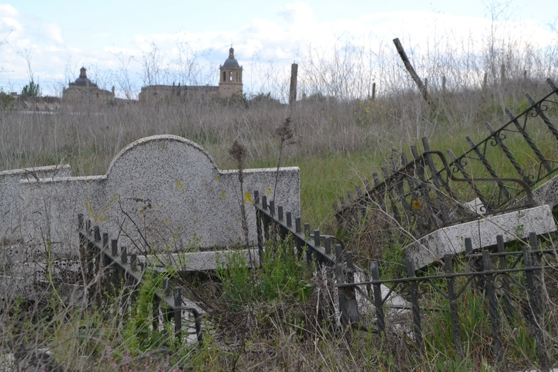 El barrio de la Rana sigue escondiendo un cementerio de bancos en buen estado