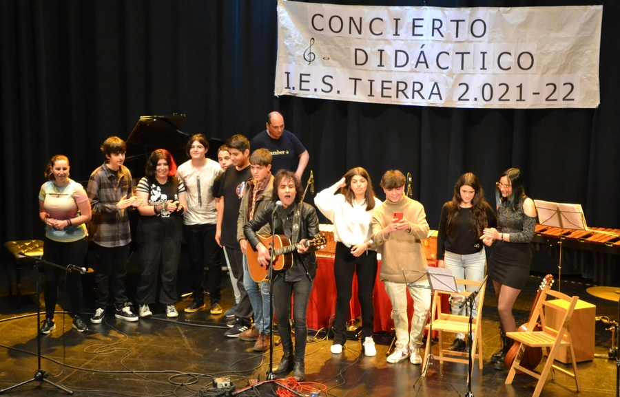 Alumnos y profesores del IES Tierra se suben al escenario en su recuperado concierto didáctico