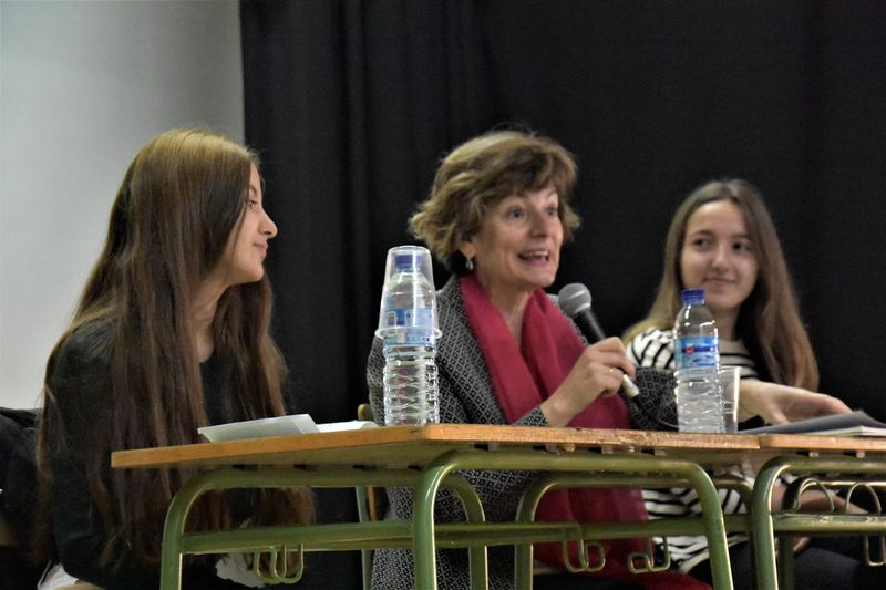 María Ángeles Pérez López, Premio Nacional de la Crítica en el IES Mateo Hernández con motivo del día del libro