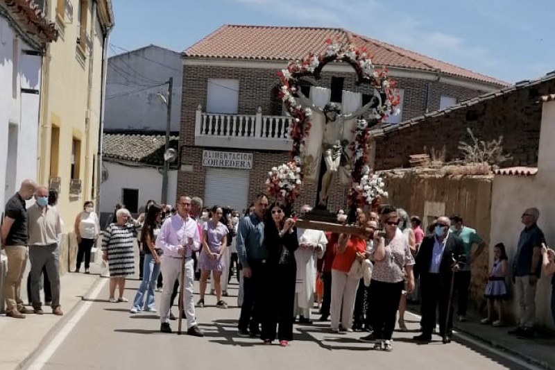 El Santísimo Cristo de la Esperanza vuelve a las calles de Villoruela junto a multitud de fieles