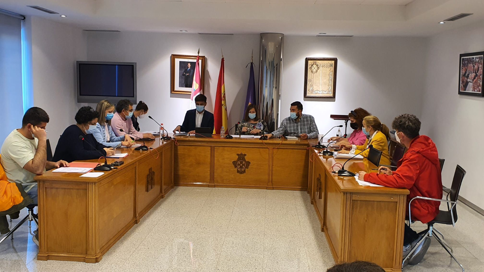 Luz verde al cambio en la Ordenanza de terrazas y compromiso para instalar placas solares en espacios municipales