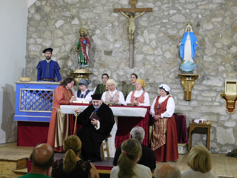 El Arco aplaude la obra Buscando a Nebrija en su iglesia parroquial de San Félix