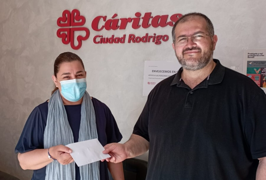 La Delegación de Familia y Vida entrega el dinero recaudado con su paella solidaria