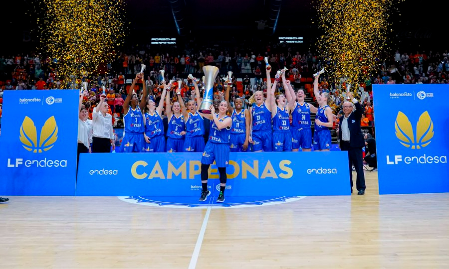 El Perfumerías Avenida conquista su octava Liga Femenina en una abarrotada Fonteta para agrandar su leyenda (62-67)