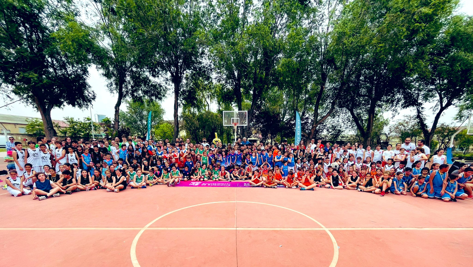 Más de medio millar de niños disfrutan del Día del Minibasket