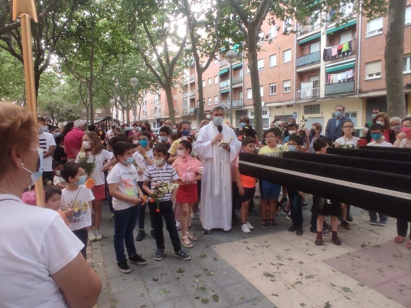 Los niños protagonizan la procesión de la Iglesia de San Mateo 
