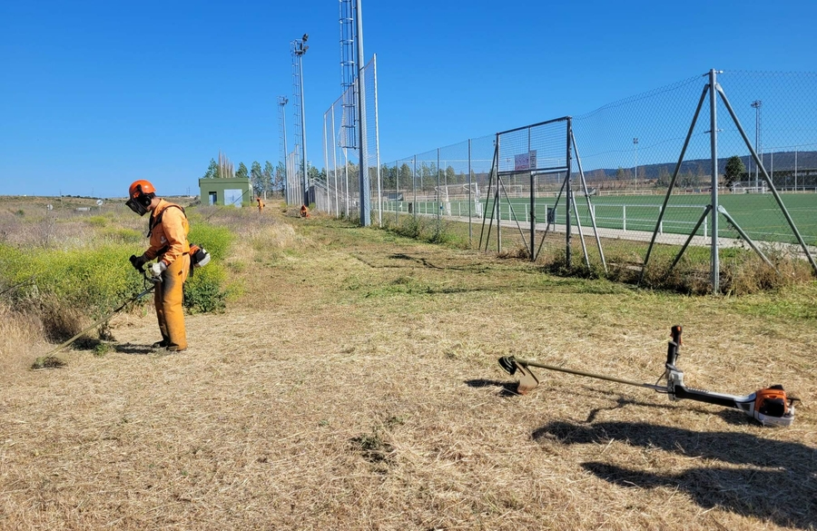 Desbrozado por fin el entorno de La Muge